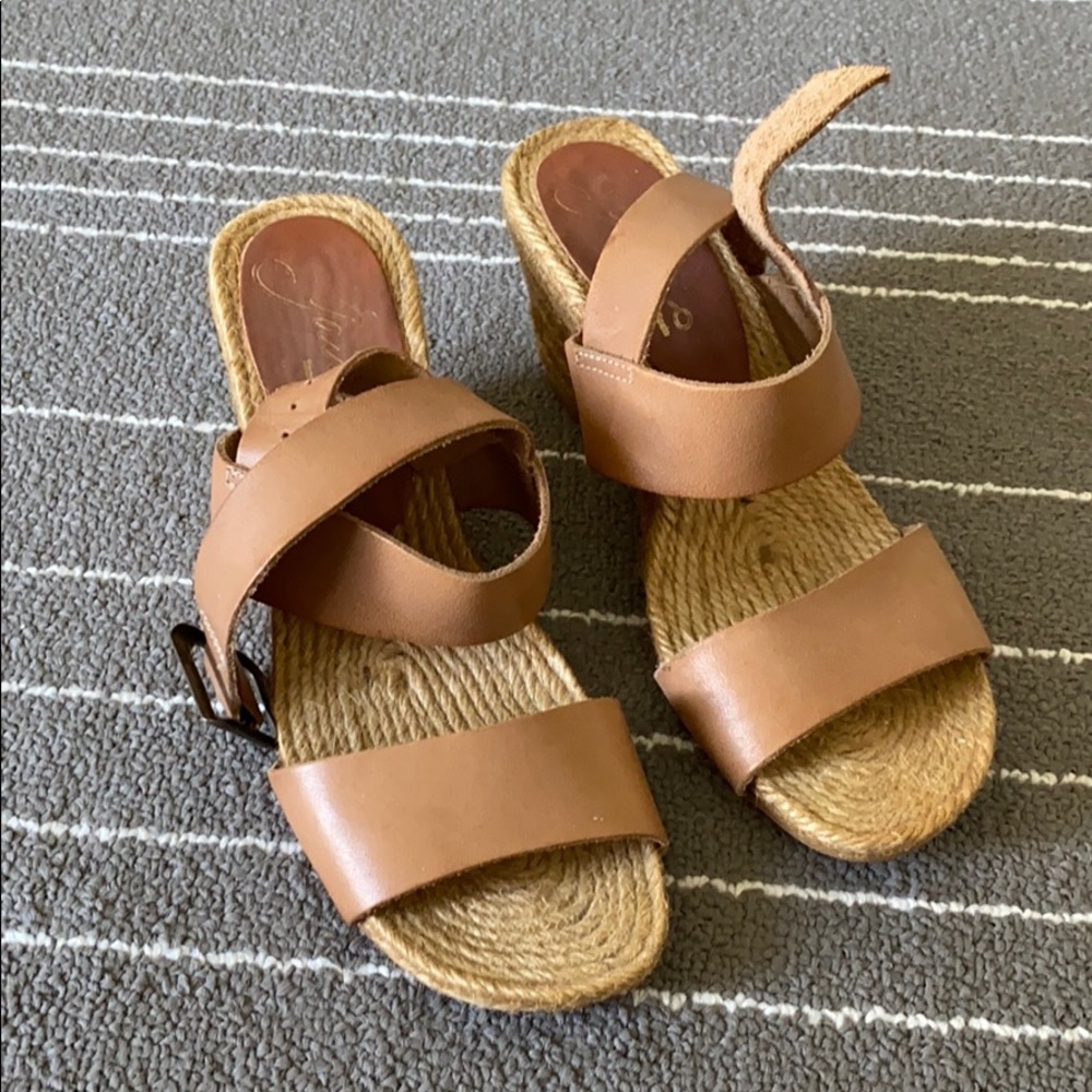 Perfect Spring Summer wedge sandals!